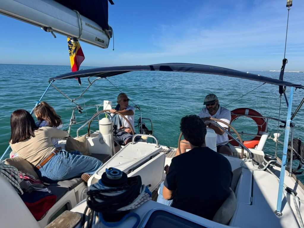 Familias disfrutando de una travesía en velero durante la jornada solidaria de Puerto Sherry y Discakids.
