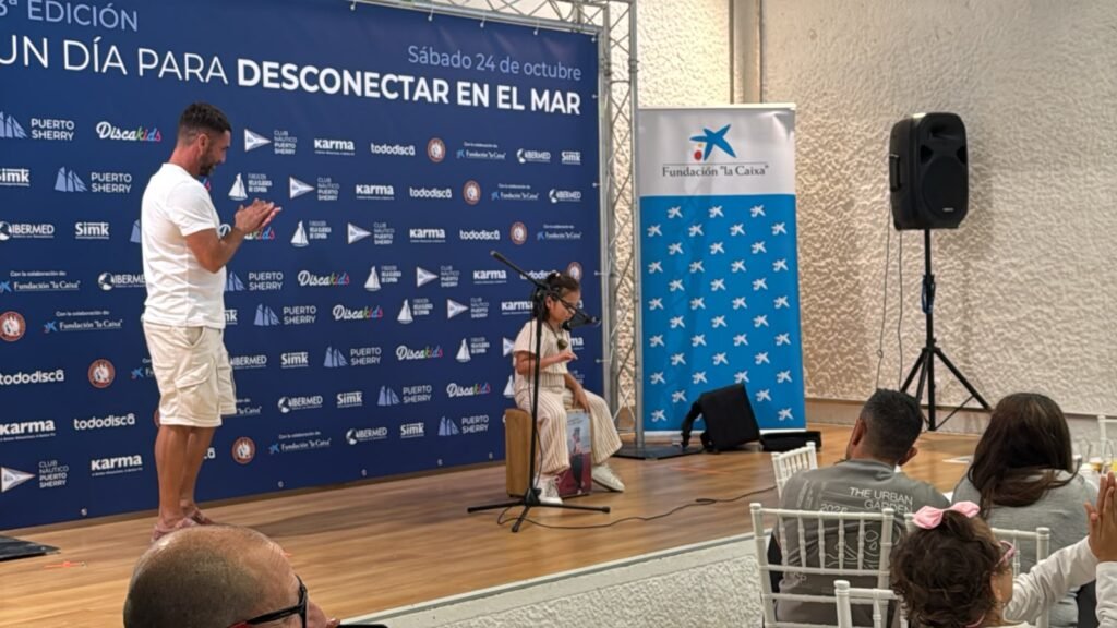Mía Crespo performing on stage at the closing ceremony of the Puerto Sherry and Discakids charity event.