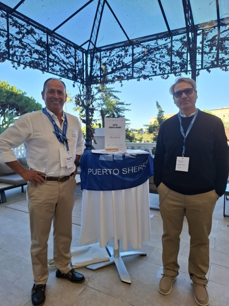 Profesionales del sector turístico participan en una jornada de networking del Discover Airlines Counter Impulse 2026 en Chiclana.