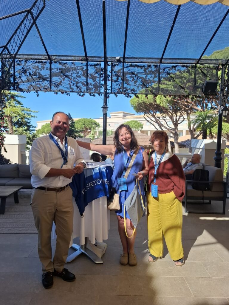 Representantes del sector turístico junto al espacio promocional de Puerto Sherry durante Discover Airlines Counter Impulse 2026.