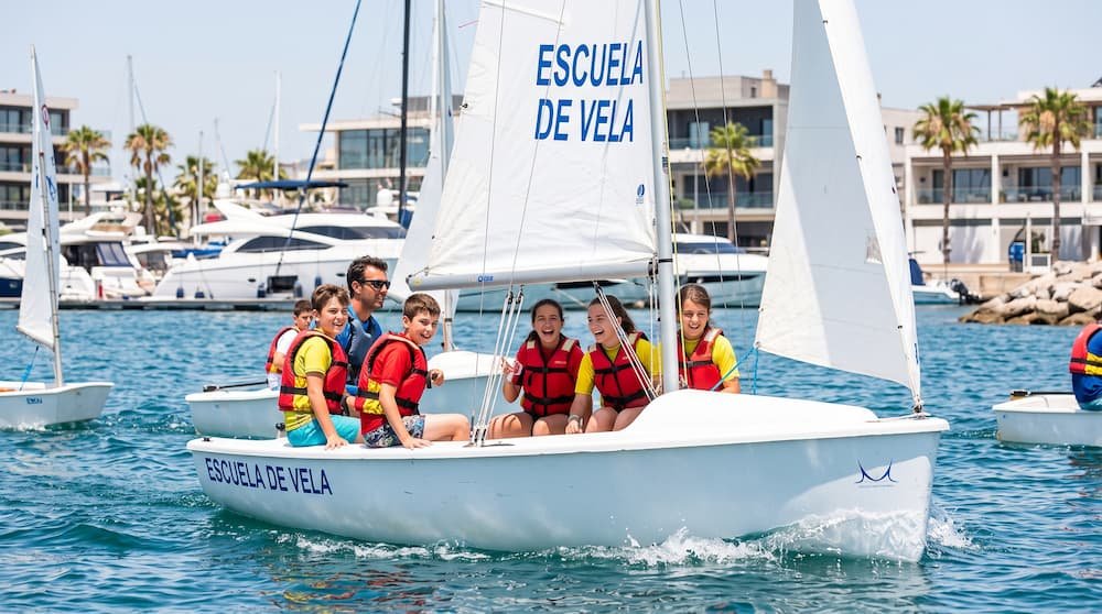Clases de vela en Club Náutico Puerto Sherry. Aprende las partes del velero y disfruta de la Bahía.
