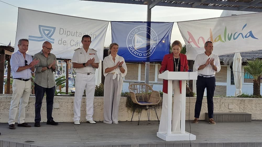 Representante institucional interviniendo en la ceremonia de bienvenida de la VIII Semana Clásica de Puerto Sherry.