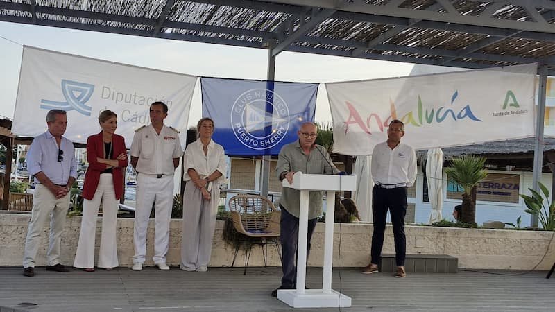 José Ignacio González Nieto, concejal de Deportes, pronunciando su discurso en la VIII Semana Clásica de Puerto Sherry.