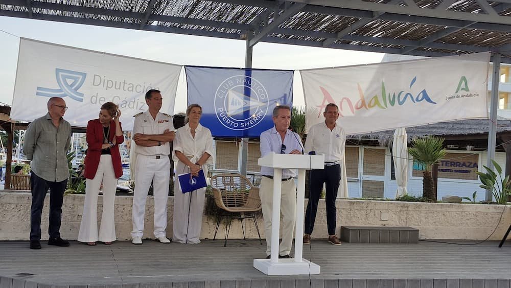 Paco Coro, presidente de la Federación Andaluza de Vela, interviniendo en la inauguración de la VIII Semana Clásica de Puerto Sherry.