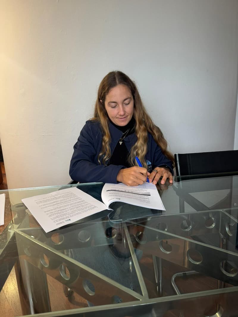 Pilar Lamadrid firmando su renovación de patrocinio con Puerto Sherry para el ciclo 2028.