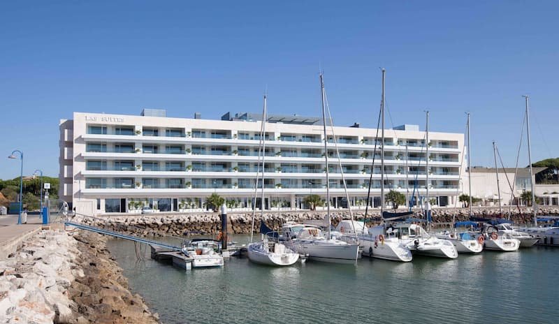 Fachada del Hotel Puerto Sherry, destino turístico consolidado en El Puerto de Santa María.