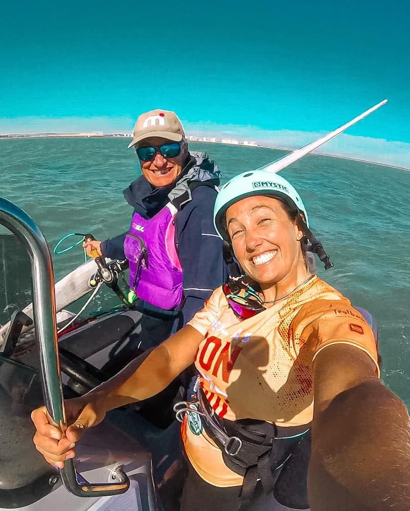 Pilar Lamadrid entrenando en el mar junto a su padre Fernando González de la Madrid.