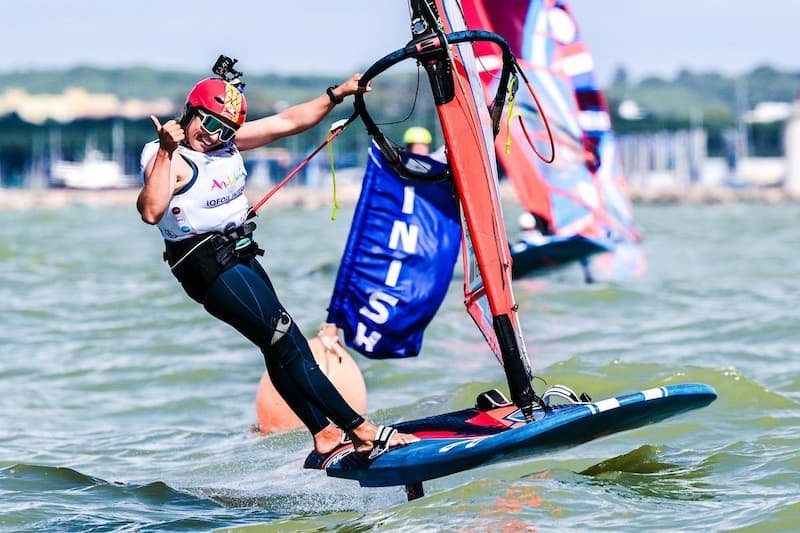 Pilar Lamadrid en plena acción navegando en iQFOiL por la Bahía de Cádiz.