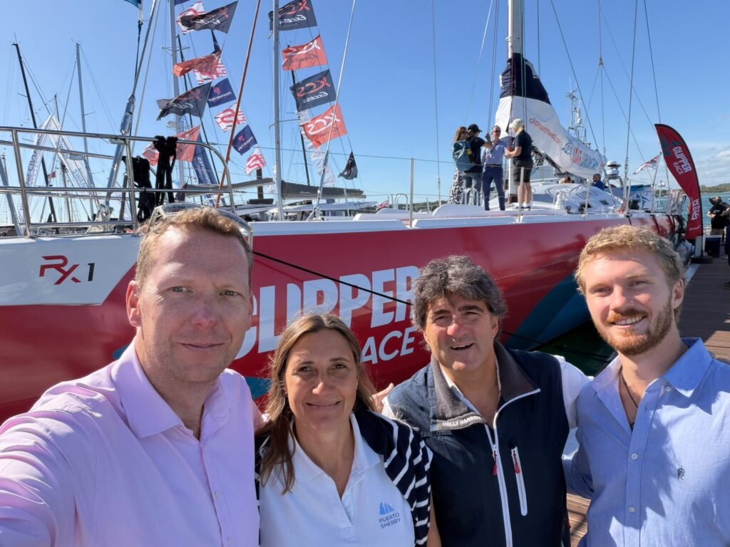Representantes de Puerto Sherry y profesionales del sector náutico junto a un velero de la Clipper Race en Southampton