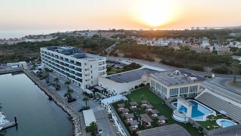 Primer plano de los 69 paneles solares fotovoltaicos de 480 W en la cubierta de Las Suites, Puerto Sherry.