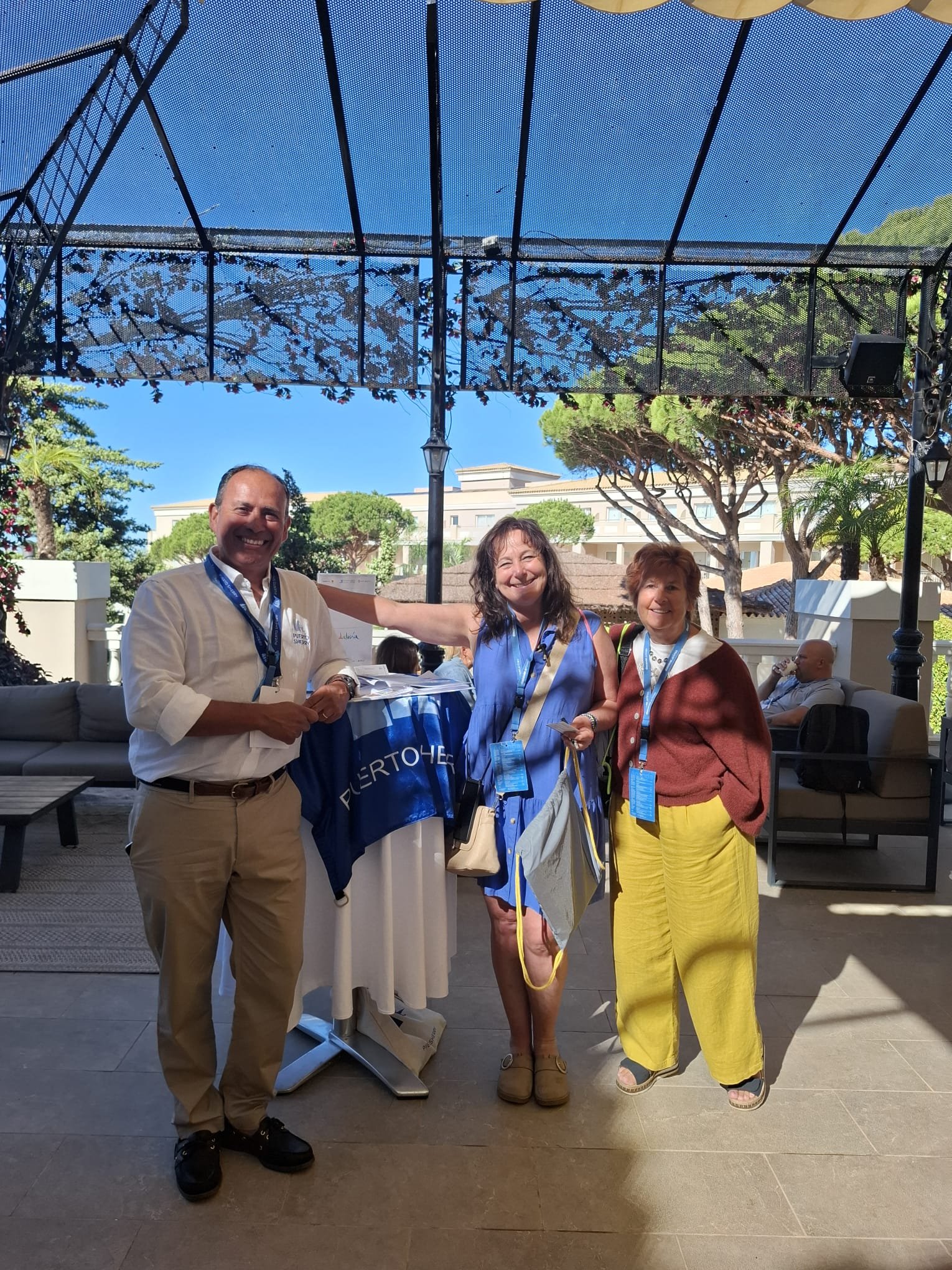 Representantes del sector turístico junto al espacio promocional de Puerto Sherry durante Discover Airlines Counter Impulse 2026.