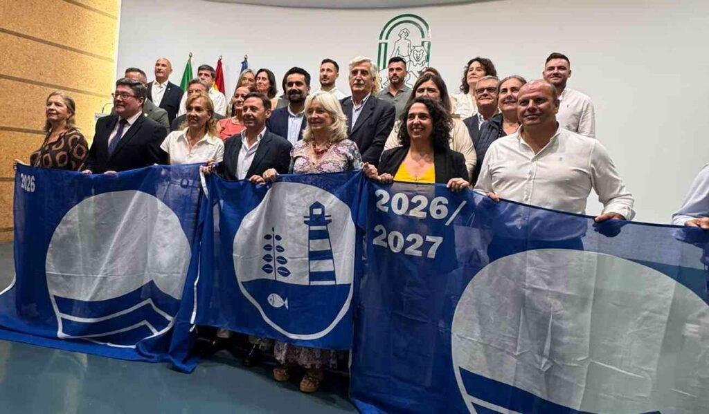 Autoridades posan con las Banderas Azules 2026-2027 en el acto oficial celebrado en la provincia de Cádiz.