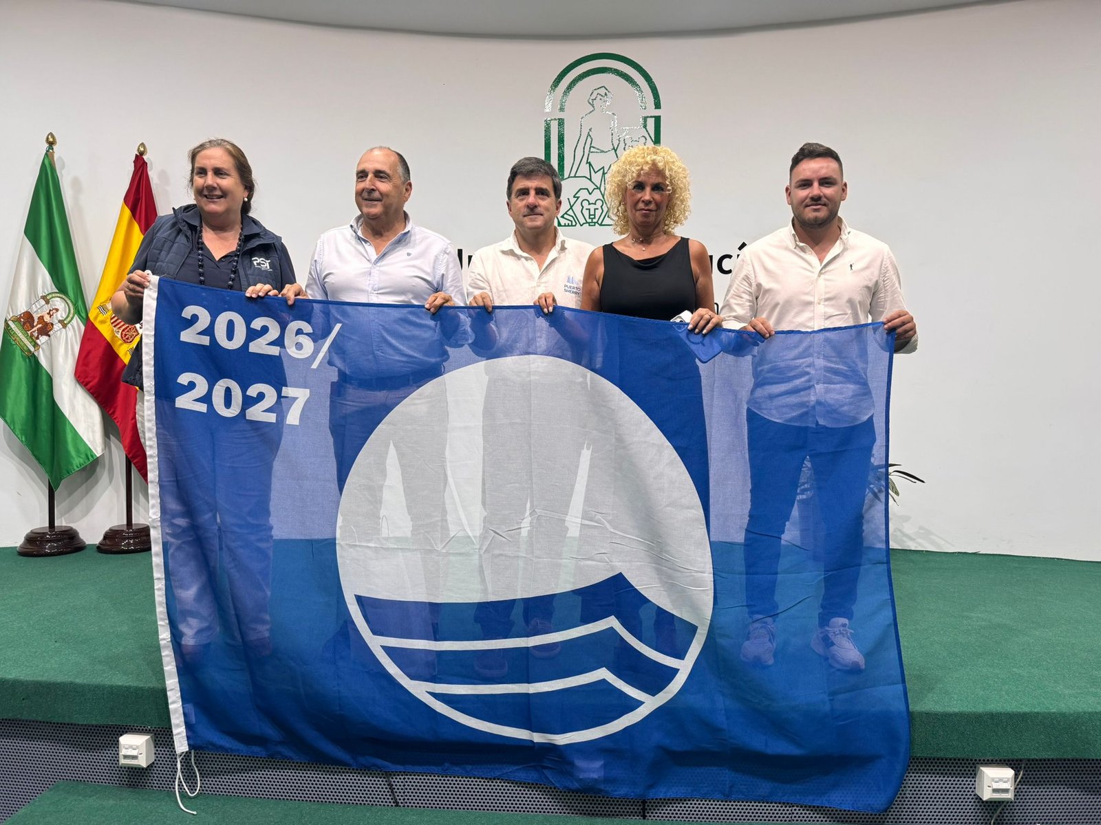 Entrega de la Bandera Azul 2026-2027 a representantes de Puerto Sherry en El Puerto de Santa María, Cádiz.