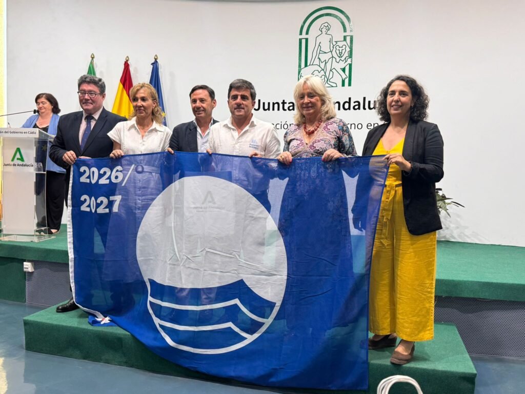 Equipo de Puerto Sherry junto a las autoridades en la ceremonia de entrega de la Bandera Azul 2026-2027.