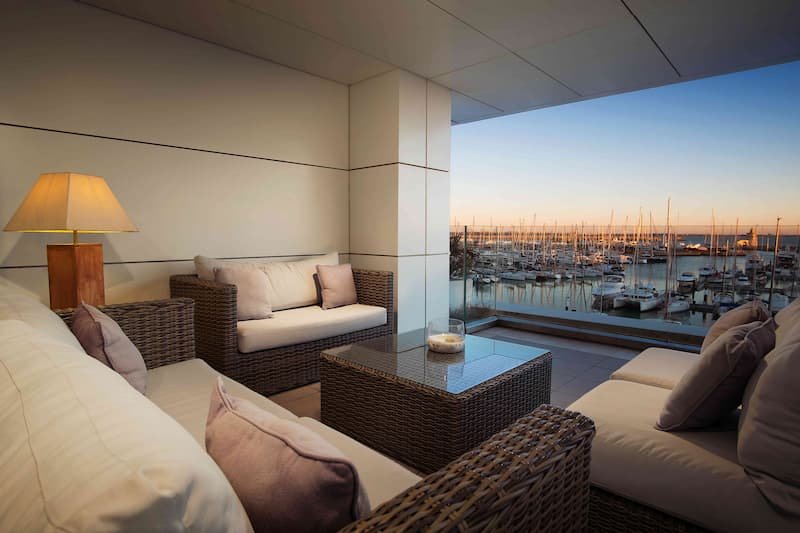 Equipo y servicios orientados al cliente en los Hoteles de Puerto Sherry.