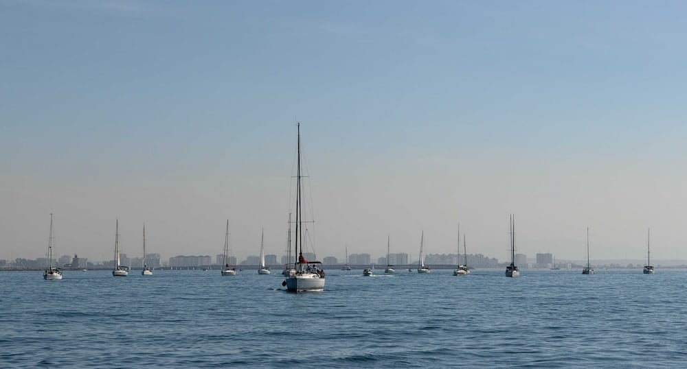 Veleros navegando en la bahía de Cádiz durante el evento solidario Discakids en Puerto Sherry, Marina Puerto Deportivo de El Puerto de Santa María.