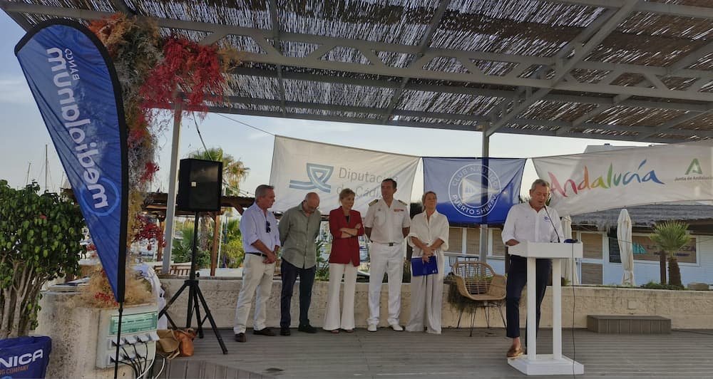 Escenario oficial en la terraza del Hotel Puerto Sherry durante la inauguración de la VIII Semana Clásica-Memorial Pedro Bores.