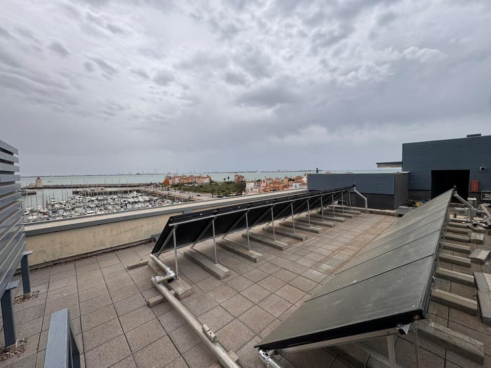 Vista aérea panorámica de Puerto Sherry mostrando Las Suites, el Hotel y la marina al atardecer.
