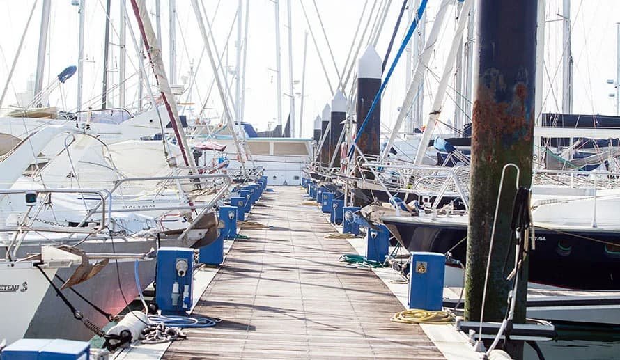 Barcos amarrados en el pantalán Puerto Sherry con servicios de marinería y seguridad portuaria en Cádiz.