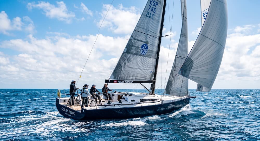 Conoce todas las partes de un barco de vela mientras navega. Descubre el casco, proa, popa y las velas.