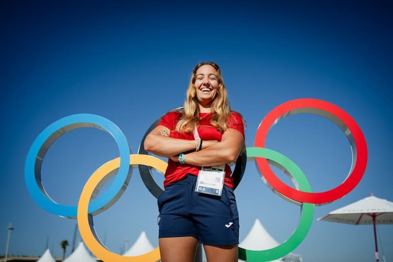 Pilar Lamadrid sonriente ante los anillos olímpicos en los Juegos de París 2024.