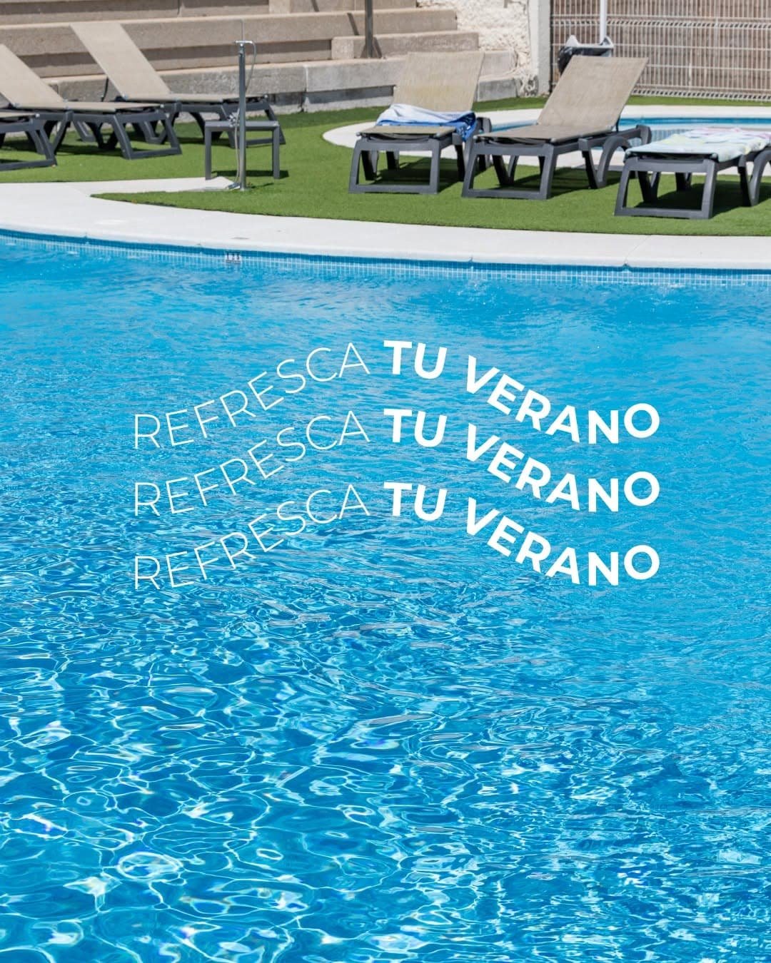 Hamacas en la piscina de Puerto Sherry, el lugar ideal si buscas un restaurante con piscina cerca de mí en Cádiz.