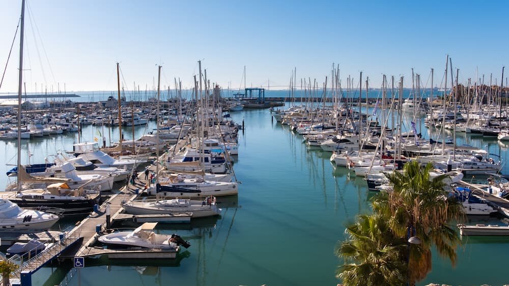 Puesta a punto de embarcaciones para la temporada náutica en Puerto Sherry, Bahía de Cádiz. Revisión de barco y motor.