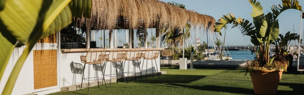 Terraza del restaurante y beach club en Puerto Sherry con vistas a los veleros del puerto deportivo, El Puerto de Santa María.