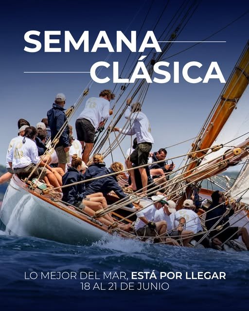 Barcos de regatas antiguos compitiendo en la Semana Clásica de vela del club náutico El Puerto de Santa María.