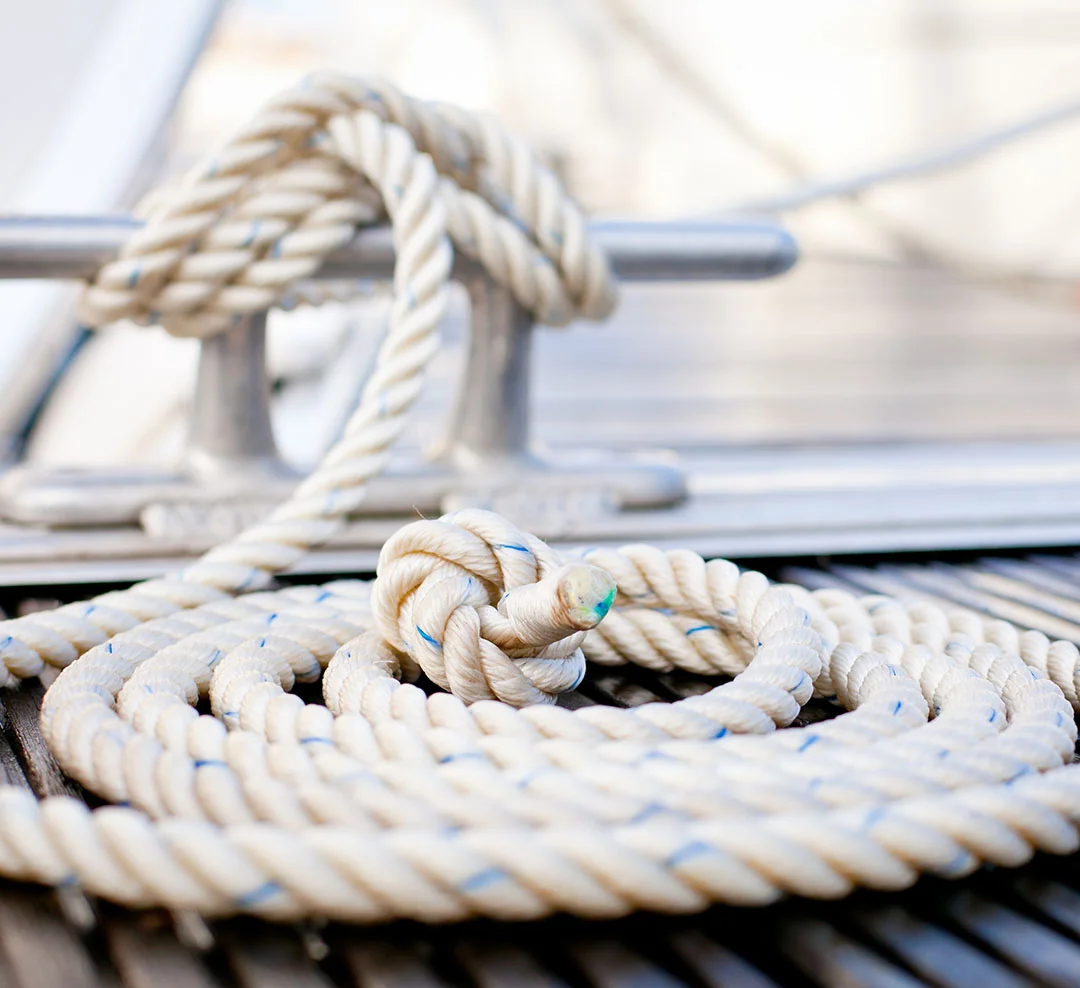 Detalle de cabo de amarre para atraque deportivo en la marina puerto de Puerto Sherry, El Puerto de Santa María
