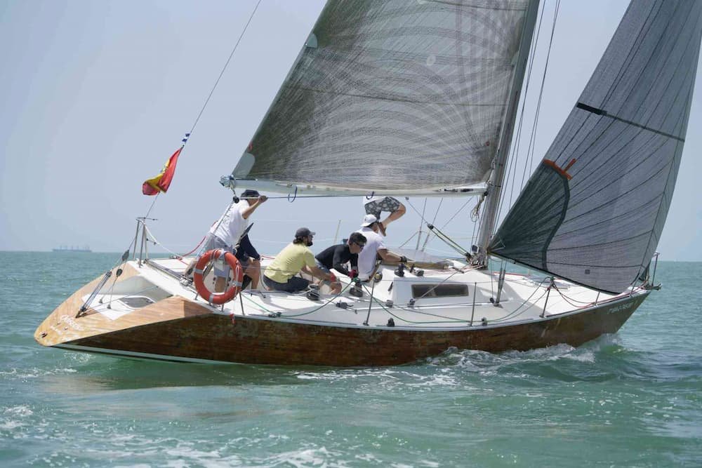 El velero clásico Odiseus VI navegando en la Bahía de Cádiz durante la Semana Clásica de Puerto Sherry.